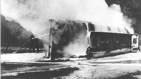Umgestuerzter Tanklastzug auf der A44